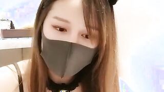 Wanita muda itu sekarang miang sungguh.Saya melihat seorang lelaki kacak dan beberapa gadis cantik memakai baju tidur seksi, berlumba-lumba bermain ayam jantan, menunggangnya, mengerang, mengusik dan melepaskannya.