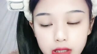 スイートカワイイ〇〇若い女の子！小柄な体と小さな胸！彼女は裸になってオマンコを広げたり、足を上げて美しい足を見たり、あらゆる種類のディスプレイが非常に魅力的です。