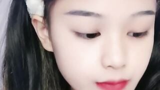 スイートカワイイ〇〇若い女の子！小柄な体と小さな胸！彼女は裸になってオマンコを広げたり、足を上げて美しい足を見たり、あらゆる種類のディスプレイが非常に魅力的です。