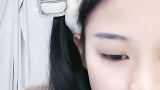 スイートカワイイ〇〇若い女の子！小柄な体と小さな胸！彼女は裸になってオマンコを広げたり、足を上げて美しい足を見たり、あらゆる種類のディスプレイが非常に魅力的です。