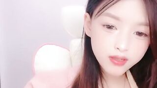 甜美嫩妹妹！激情大战头套男！一手抓白嫩奶子，紧致粉嫩小穴，站立抗腿侧入，骑乘位上下猛坐