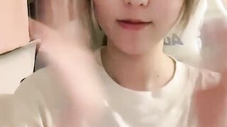 甜美少女！邻家妹妹型！说话嗲嗲，撩起衣服看奶子，坐在地上揉搓骚穴，娇喘呻吟喊爸爸