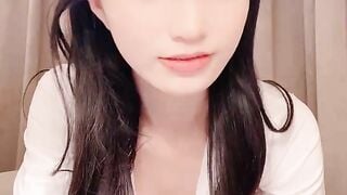 สาวงามหน้าหวาน! วันนี้มีการแสดงที่หายาก! ชุดเซ็กซี่ในชุดกระโปรงสีขาวลอกรูไขมันของชุดชั้นในออกนิ้วชี้รูแล้วดันยัดน้ำสีขาวอย่างรุนแรง