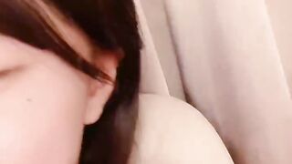 สาวงามหน้าหวาน! วันนี้มีการแสดงที่หายาก! ชุดเซ็กซี่ในชุดกระโปรงสีขาวลอกรูไขมันของชุดชั้นในออกนิ้วชี้รูแล้วดันยัดน้ำสีขาวอย่างรุนแรง