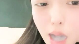 甜美网红小姐姐！酒店约炮操逼！肉肉身材，怼着骚穴爆操，快一点一脸享受，不够爽大黑牛震阴蒂
