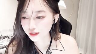 甜美网红脸，黑丝白皙大长腿，跳蛋自慰，撕烂丝袜 大黑牛加持震动小蝴蝶逼淫水很多