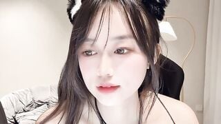 甜美网红脸，黑丝白皙大长腿，跳蛋自慰，撕烂丝袜 大黑牛加持震动小蝴蝶逼淫水很多