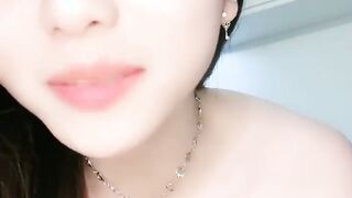 甜美颜值美少女！超级骚道具自慰！性感露背裙，翘起美臀摇摆，假屌跳蛋双管齐下，闭上眼睛很享受