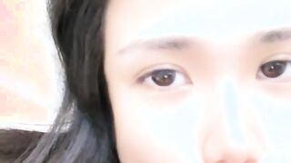 甜美高颜值美女！苗条身材贫乳！脱光光收费房，大黑牛震穴，震得骚逼抖动，娇喘呻吟不断