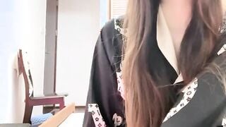 甜美高颜值美女！苗条身材贫乳！脱光光收费房，大黑牛震穴，震得骚逼抖动，娇喘呻吟不断
