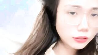 甜美高颜值美女！苗条身材贫乳！脱光光收费房，大黑牛震穴，震得骚逼抖动，娇喘呻吟不断