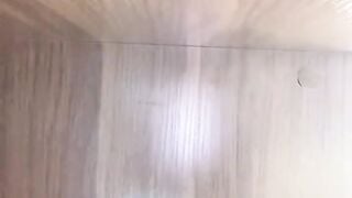 甜美高颜值美女！苗条身材贫乳！脱光光收费房，大黑牛震穴，震得骚逼抖动，娇喘呻吟不断