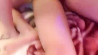 睡觉中的妹妹！被窝里拉起来激情3P！苗条身材贫乳，一个操逼一个插嘴，怼着小穴猛操