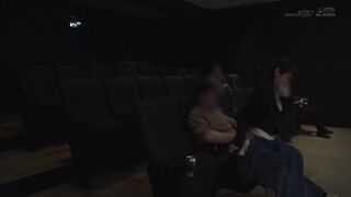 SDAM-083 我們約束了一位在電影院深夜放映時打瞌睡的疲憊辦公室女士，並在毯子裡用粘稠的手淫讓她無聲失禁。