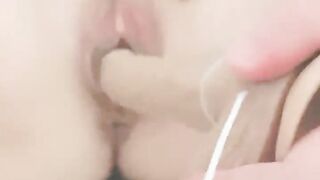 精彩4P露脸被两个大哥蹂躏的小少妇，口交大鸡巴让大哥捆绑玩弄滴蜡，左右一起吃奶子，洗澡抠逼各种体位抽插