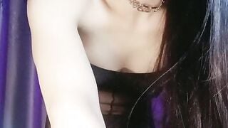 Gadis seksi dengan tatu! Stoking jala seksi! Memusing pinggangnya dan menggoyang-goyangkan pinggulnya, alat penggetar menembusi kemaluannya dengan kuat, dan dildo itu menembusi jauh dari posisi menunggang. Kecantikan itu sangat seksi.