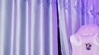 Gadis seksi dengan tatu! Stoking jala seksi! Memusing pinggangnya dan menggoyang-goyangkan pinggulnya, alat penggetar menembusi kemaluannya dengan kuat, dan dildo itu menembusi jauh dari posisi menunggang. Kecantikan itu sangat seksi.