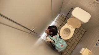 TUE-143 日焼け美少女トイレ猥褻記録映像