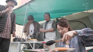 JUQ-450C 주택용 텐트 NTR 텐트에서 윤간당한 아내가 폭행을 당하고 타케우치 유키와 잤던 영상