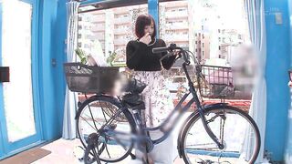 SDMU-787 魔鏡×Acme Bicycle Mamacari 僅限已婚女性！ 「我感覺所有人都在看著我…」在公共場合！ ？我要射精了！用張形活塞大量噴射