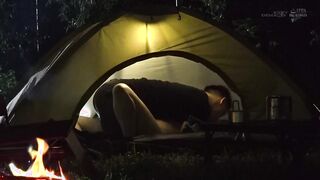 SUWK-005 「這是一個即使是女人也可以獨自享受的露營地...」 一位美麗的單身露營者被陌生人在室外廁所伏擊，跟踪並強姦了葵