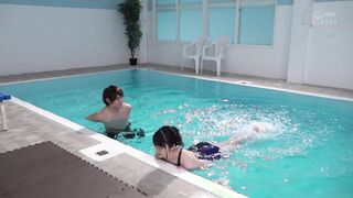 JUL-294 수영 교실 NTR 강사의 상냥함에 빠진 아내의 충격적 질 내 사정 영상