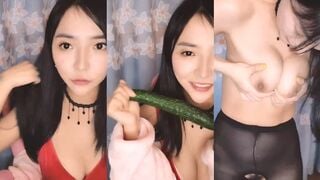 검은색 스타킹과 하이힐을 신은 젊은 모델 징샤오옌은 돈을 벌기 위해 집에서 얼굴 라이브 방송을 하고 있다. 보지가 너무 가려워서 오이로 섹스하고 외설적인 소리를 냅니다.