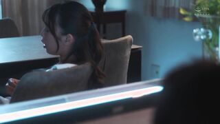 JUQ-912 寝る前にいつも、妻は隣で携帯を見ている…。 市来まひろ