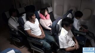 DANDY-575 「飛行機の隣の席に座った青年が超タイプ◆エコノミー席の密着感に焦らされ感度が上がった巨乳美女は座位ピストンに拒みながらも腰フリが止まらない」VOL.1