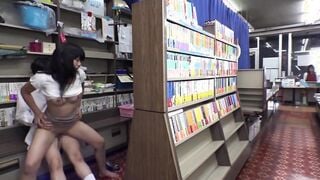 SW-455 本屋で勉強漬けの男子学生にエロ本見せつけたイケない人妻 2 「女を知らないチ○ポをイタズラしたかったんです」カラダを押しつけ店員や他の客にバレないように狭い