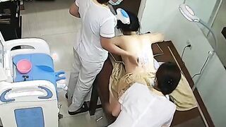ある美容室で、2 人の若いサラリーマン女性のレーザー脱毛の一部始終がこっそり撮影され、二人ともカメラを見ていたようでした。