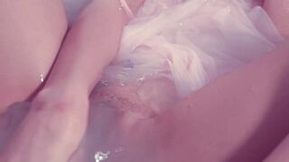 アジアの女の子は浴槽で体を濡らし、オナニー用の小道具に触れました。ガラスの棒を指に挿入し、素早くマンコをこすりました。非常に魅力的な 1080P HD