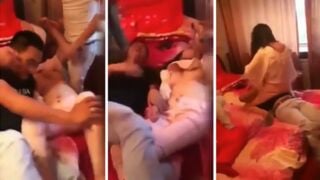 中国で最も素晴らしい結婚式のパロディで、花嫁介添人が黒服の男に押し倒されて胸を吸われ、黒服の男は馬に乗ってズボンを脱がされて報復する。