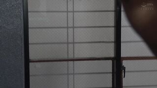 ZMEN-006 真向いの人妻が無防備すぎてつい覗いていたら 股をひろげてオナりはじめた彼女と目があってしまった…