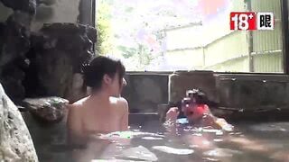 SW-366C 被媽媽帶到女湯泡溫泉，看著一群阿姨裸體肉棒勃起，害我當場被榨到乾！