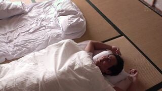 HZGD-152 布団の中で親友の奥さんと密着不倫セックス-寝ている旦那の隣で夜●いをかけて中出しをオネダリする人妻- 咲乃小春