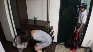 SW-545 「このパンティーもお願いしよーかしら」宅配洗濯代行で訪問先のお姉さんがいきなり目の前でパンティー脱ぎ始めたら俺どーする？もちろん勃起しちゃうよね◆それ見て興