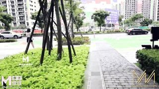 麻豆传媒NI-003 变态邻居跟踪进我家求破处 薇薇