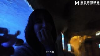 麻豆传媒MD-0317 夏日泳装粉丝感谢祭 巨乳的比基尼诱惑 优娜