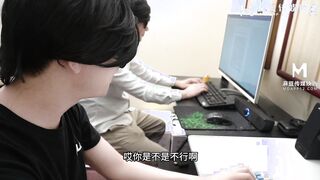 麻豆传媒MSD-189 绿帽奴献妻同事 性瘾痴女老婆喷潮泄欲 叶倩蓉