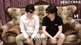 麻豆传媒MSD-189 绿帽奴献妻同事 性瘾痴女老婆喷潮泄欲 叶倩蓉