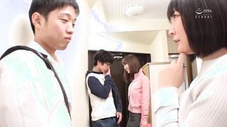 SW-558 友達のお姉さんとお母さんのパンチラ＆パイチラ誘惑で爆発寸前の僕のチ○コは何度も寸止めさせられ気が狂いそう！「我慢すればもっとキモチよくなるよ」って僕の勃起し