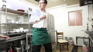 FOCS-262 あざと可愛い爆乳Hcupカフェ店員のノーブラパイズリ誘惑！お客に隠れて不倫沼に堕ちた中年店長と種付けプレスで中出しセックス 似鳥日菜