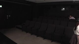 HUNTC-342 平日昼間の映画館で美女と2人きり！しかもお姉さんは痴女だった！2 上映中、ボクに近寄ってきて服の上からボクの乳首とチ○ポをいじくり倒して…