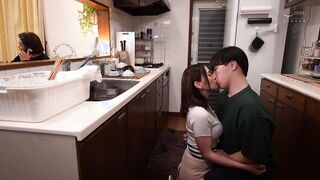JUR-378 「義母さんが、オトナの接吻を教えてあげる…。」 初心な夫の連れ子の唇と童貞を奪う豊満義母 古東まりこ