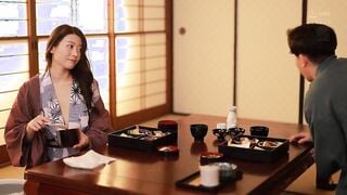 JUR-356C 妻には口が裂けても言えません、義母さんを孕ませてしまったなんて…。-1泊2日の温泉旅行で、我を忘れて中出ししまくった僕。- 篠原いよ
