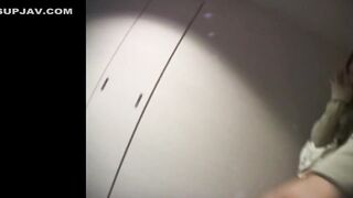 FC2-PPV-4729520 【生ドル・未修正】夜の蝶に大開脚で生フェラ＆無洗クンニで生ハメ3P2連発!!首筋までレーザー射精!!剛毛マンコと勃起クリがエロい!!素敵な