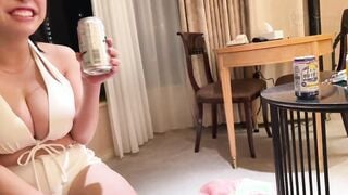 MAAN-1094 【顔が埋もれる授乳手コキ】ナンパ待ちの巨乳美女をお持ち帰り♪気持ち良すぎるパイパンマ●コに全力中出し！まだまだ終われない授乳手コキで即2回戦突入！ヤリ