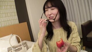 200GANA-3242 マジ軟派、初撮。 2191 イチゴをエサにメガネが似合う色白の真面目系素人をナンパ！見た目に反して不倫経験あり！パンツの下はアナルまでビッチリの