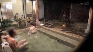 SDAM-061 石和温泉で見つけたお友達と旅行中の人妻さん タオル一枚男湯入ってみませんか？ 興奮で勃起が収まらない「男性客のアソコをおっぱいでアカスリしてあげる」編！